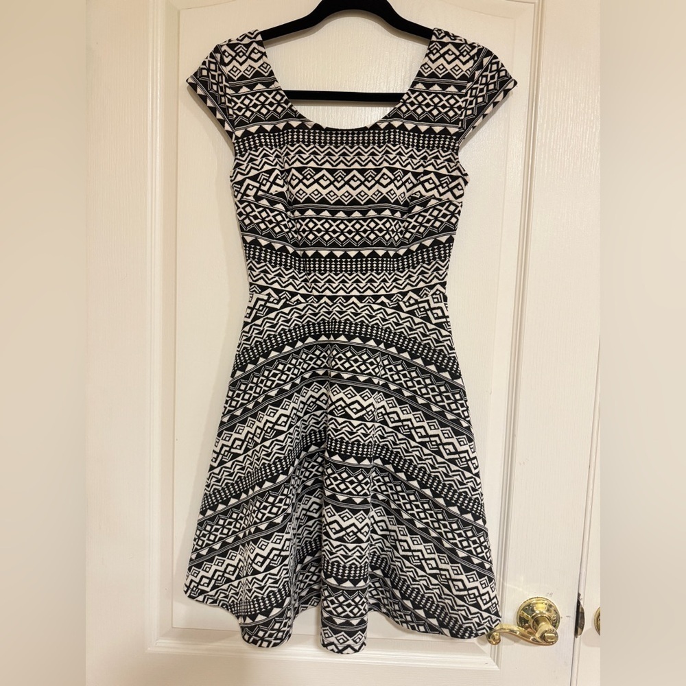 Mossimo black & white geometric pattern dress